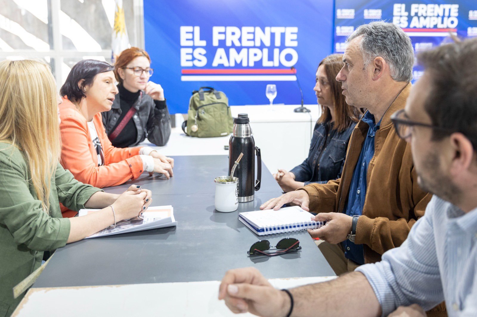 Mesa larga. De un lado representantes de Plataforma Animalista y del otro el equipo de Yamandú Orsi