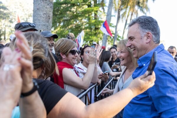 Orsi sonrié mientras saludo a la gente entre las vallas